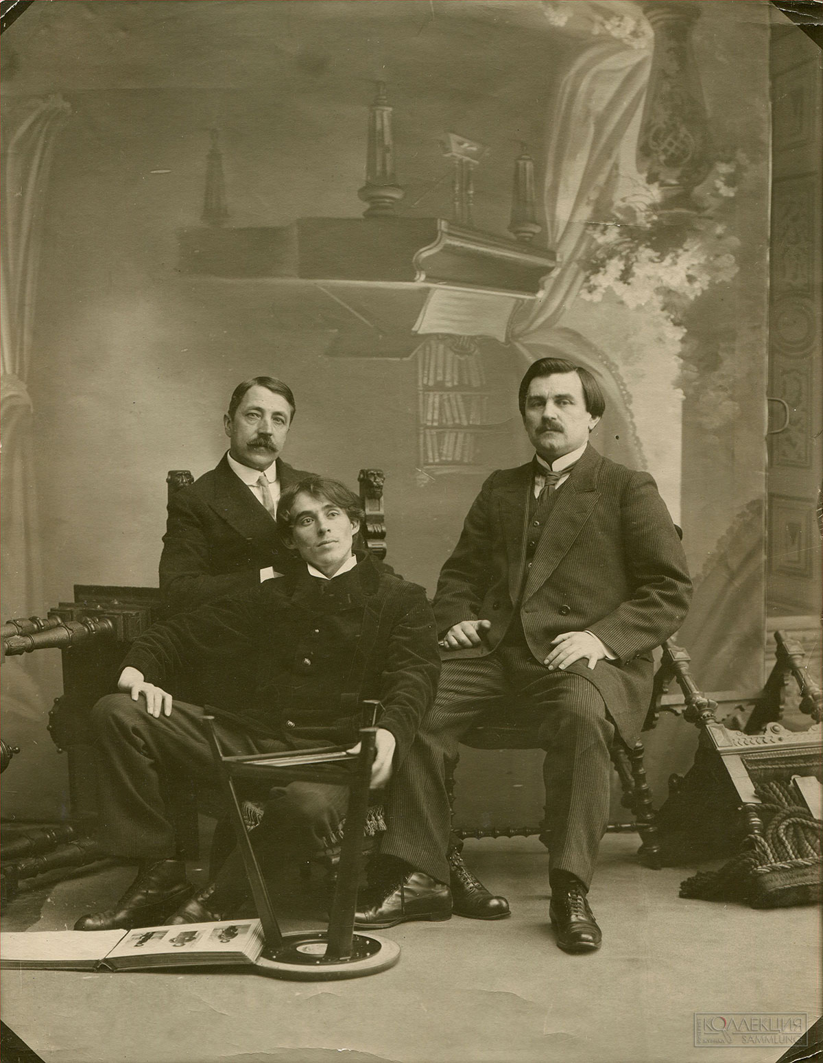 Матюшин М.В., Кручёных А.Е., Малевич К.С. Санкт-Петербург. 11 декабря 1913. Фотограф К.К. Булла. Государственный музей В.В. Маяковского