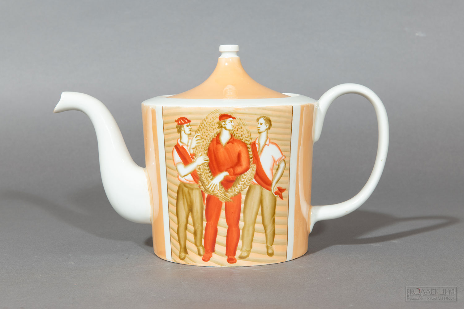 Чайник. Из сервиза чайного «Большой хлеб». Краснодарский фарфоро-фаянсовый завод «Чайка». 1979 г. Автор росписи: Горбунов Ю.Н. Фарфор, крытье надглазурное, роспись надглазурная, люстр, позолота. 17,7 х 28 х 14,8. Всероссийский музей декоративного искусства