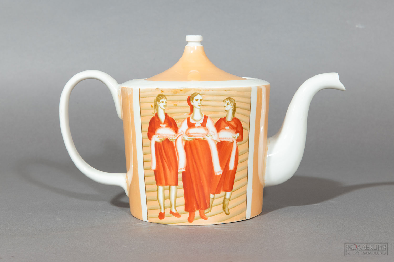 Чайник. Из сервиза чайного «Большой хлеб». Краснодарский фарфоро-фаянсовый завод «Чайка». 1979 г. Автор росписи: Горбунов Ю.Н. Фарфор, крытье надглазурное, роспись надглазурная, люстр, позолота. 17,7 х 28 х 14,8. Всероссийский музей декоративного искусства