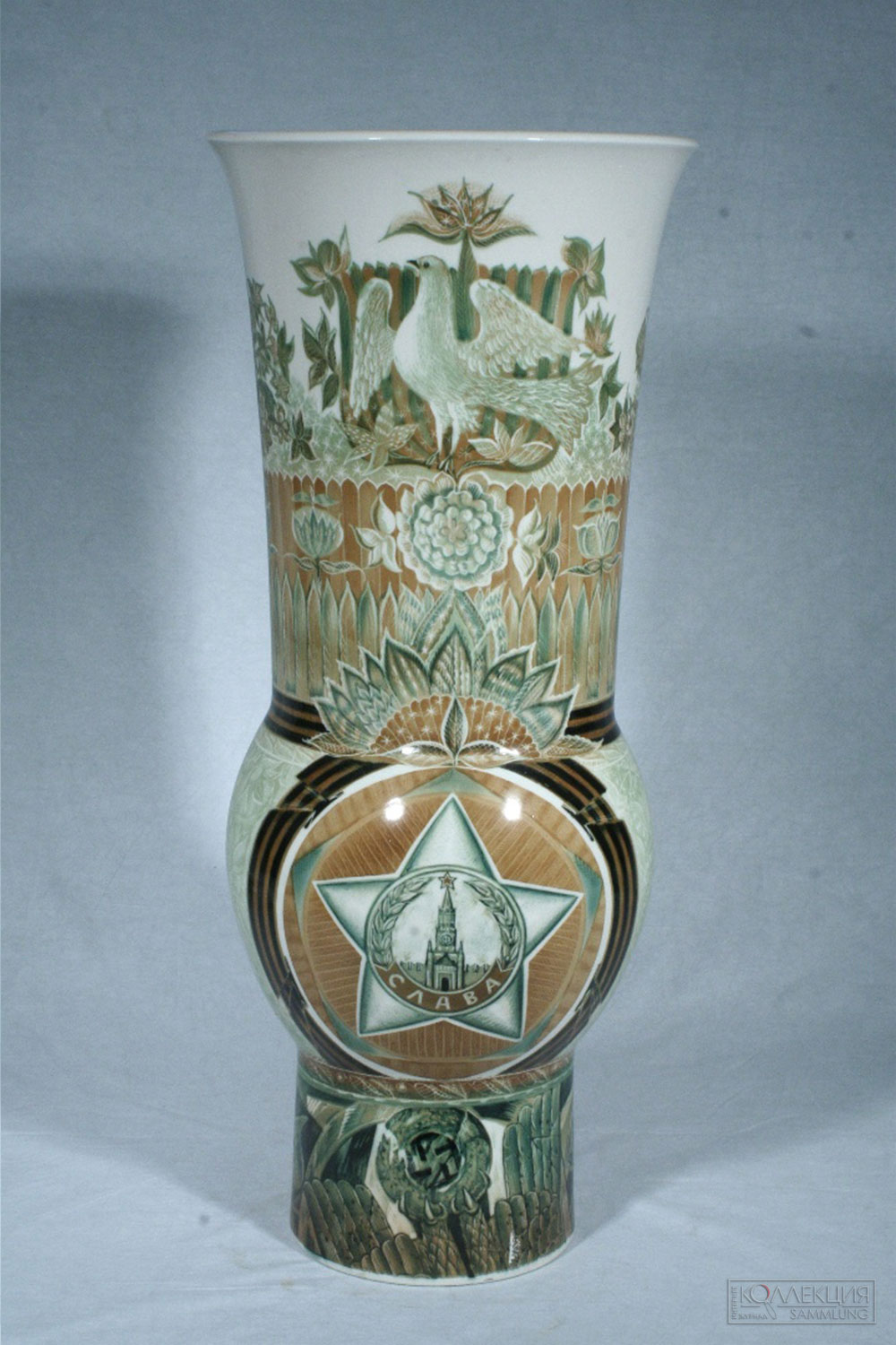 Ваза декоративная «Победа и Мир» г. Ленинград. Ленинградский фарфоровый завод имени М.В. Ломоносова. 1975 г. Автор росписи: Городецкий В.М. Фарфор, роспись подглазурная. 67,5 х 28,5; Д- 28.5. Всероссийский музей декоративного искусства