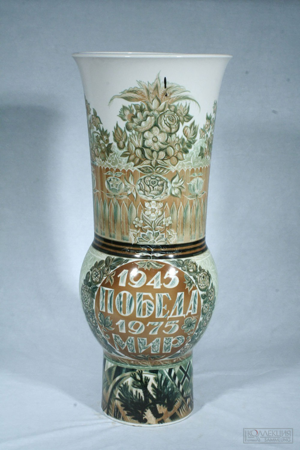 Ваза декоративная «Победа и Мир» г. Ленинград. Ленинградский фарфоровый завод имени М.В. Ломоносова. 1975 г. Автор росписи: Городецкий В.М. Фарфор, роспись подглазурная. 67,5 х 28,5; Д- 28.5. Всероссийский музей декоративного искусства