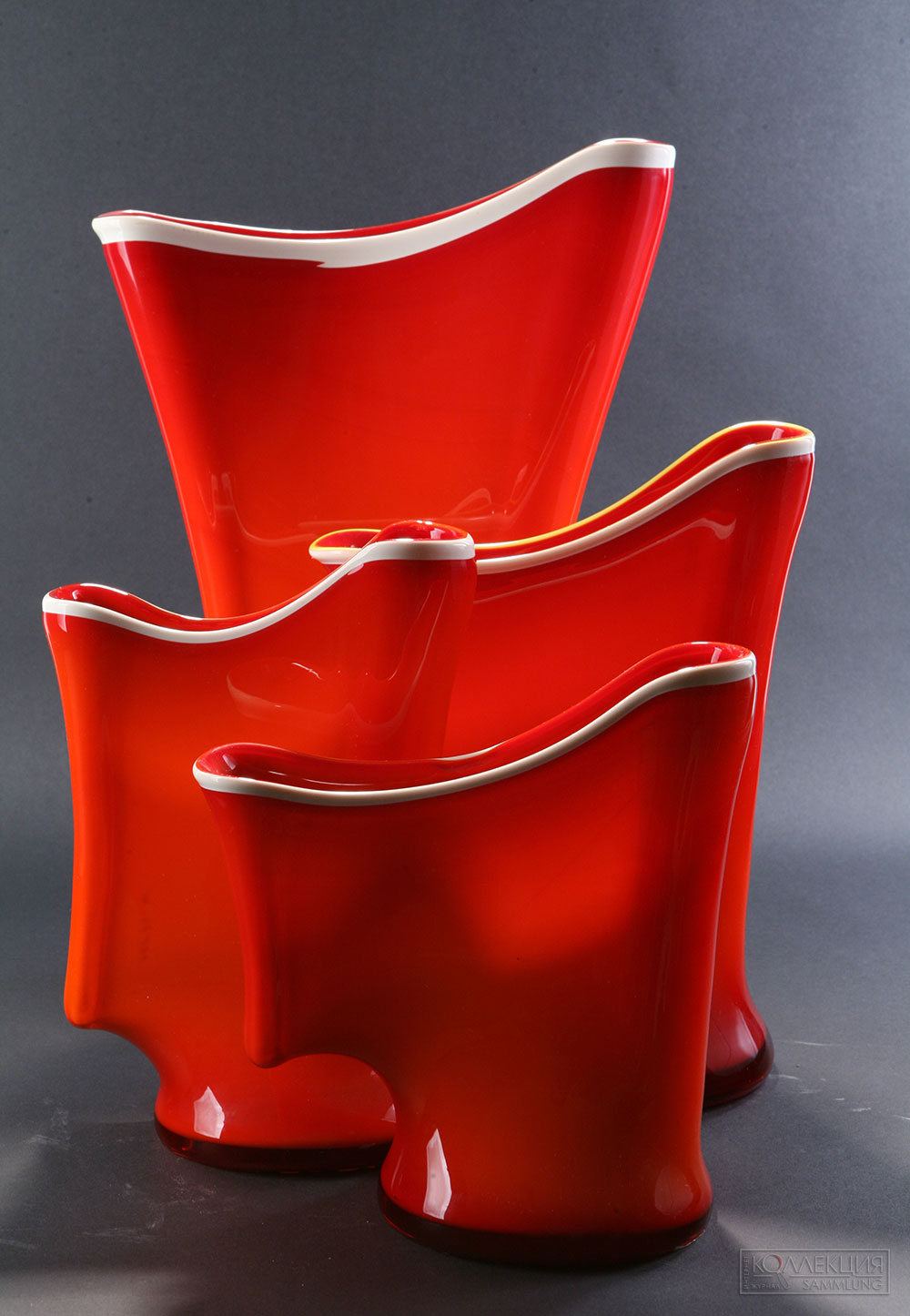 Композиция декоративная «Флаги». Новиков А.И. Стекольный завод «Красный Май». 1970-е. Всероссийский музей декоративного искусства