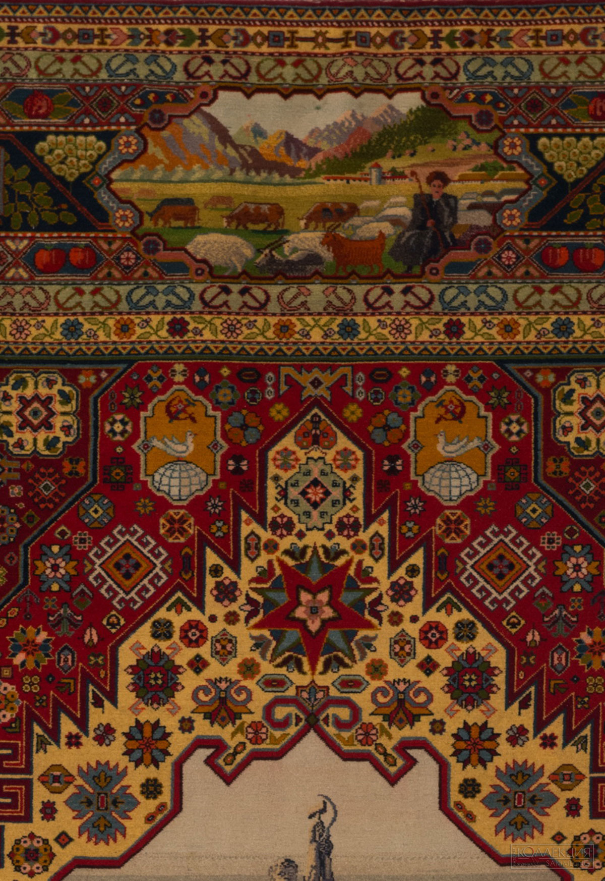 Ковёр ворсовый «ВСХВ». Дагестанская АССР. Рукельская артель. 1954 г. Нити шерстяные, нити хлопчатобумажные.. Ручная работа, ткачество ворсовое ручное. 395 х 260.. Всероссийский музей декоративного искусства (Фрагмент)