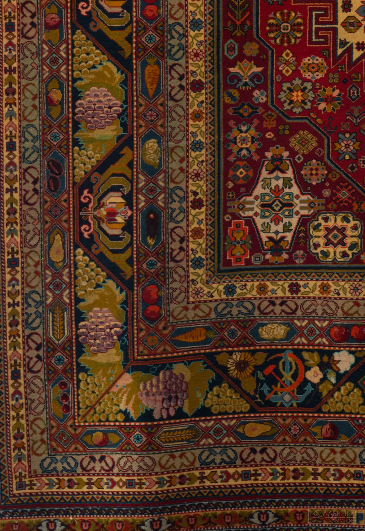 Ковёр ворсовый «ВСХВ». Дагестанская АССР. Рукельская артель. 1954 г. Нити шерстяные, нити хлопчатобумажные.. Ручная работа, ткачество ворсовое ручное. 395 х 260.. Всероссийский музей декоративного искусства (Фрагмент)