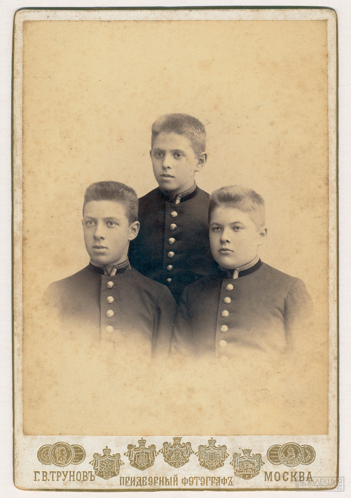 Леонид, Виктор и Александр Веснины во время учёбы в Московской практической академии коммерческих наук. Фотография Г.В. Трунова. Середина 1890-х. Копия. Музей архитектуры имени А.В. Щусева