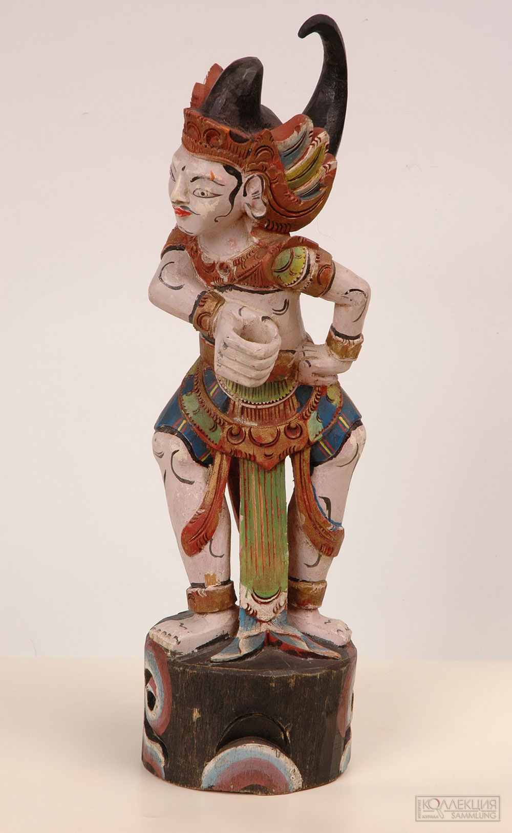 Фигура Арджуны - подставка для кинжала криса. о. Бали. Середина ХХ в. Дерево, резьба, роспись