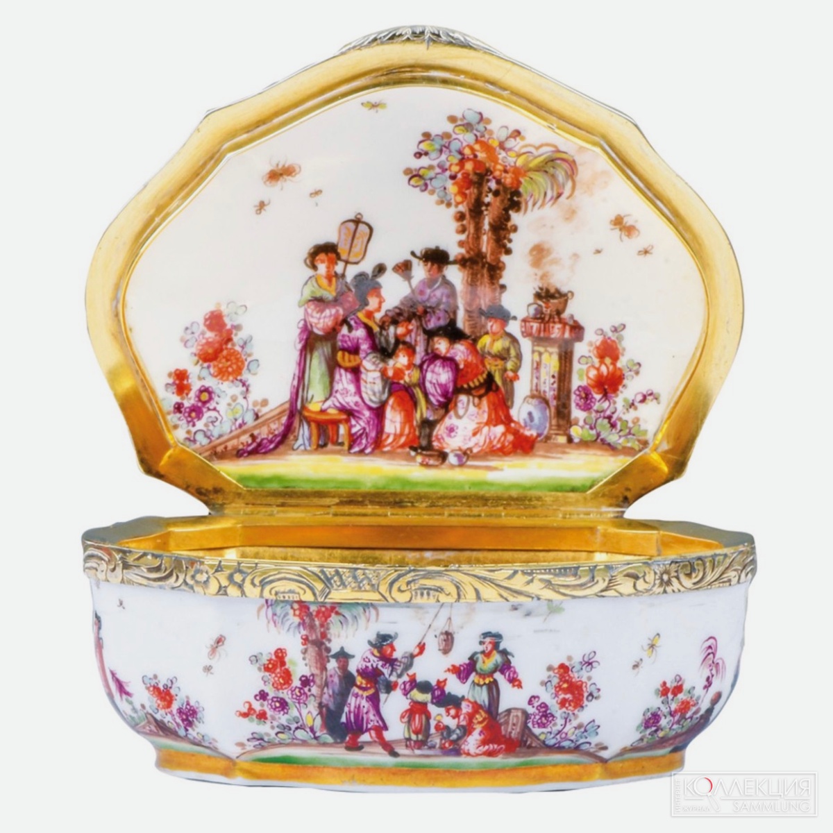 Табакерка. Meissen. 1723–1724. Картушная, с крышкой, открывающейся вверх, соединена золотой оправой. Обе стороны корпуса и крышки расписаны в китайском стиле разных цветов и украшены золотой отделкой. Дно расписано фиолетовым цветом