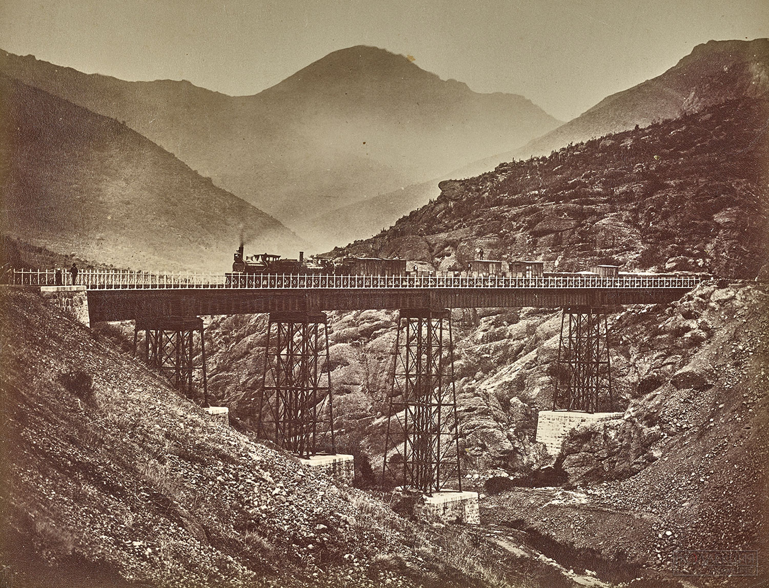 Неизвестный фотограф. Железная дорога Сантьяго-Вальпараисо. Виадук над ущельем Лос-Макис. Чили. Около 1900. ГТГ