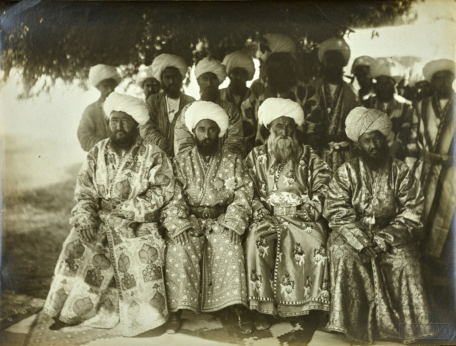 Барщевский Л.С. Узбекистан. Астанкул-бек, парваначи эмира Бухарского в группе сановников. 1894. ГТГ