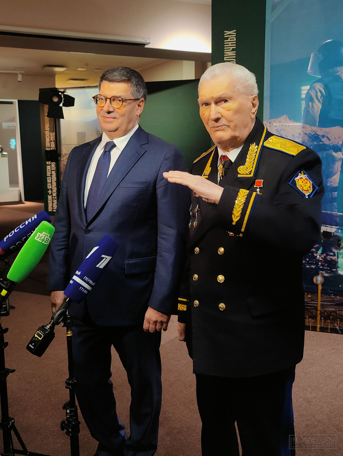 Заместитель полномочного представителя Президента Российской Федерации в Сибирском федеральном округе Олег Денисенко, и Герой Советского Союза, генерал-майор, командир Группы "А" КГБ СССР Геннадий Николаевич Зайцев