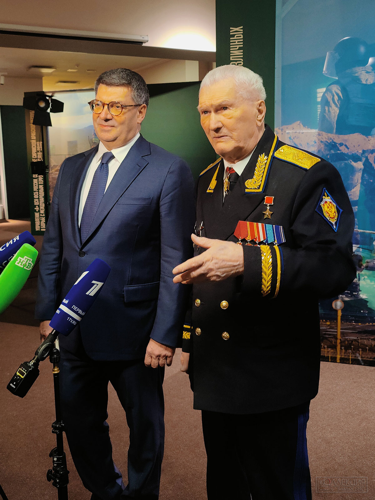 Заместитель полномочного представителя Президента Российской Федерации в Сибирском федеральном округе Олег Денисенко, и Герой Советского Союза, генерал-майор, командир Группы "А" КГБ СССР Геннадий Николаевич Зайцев