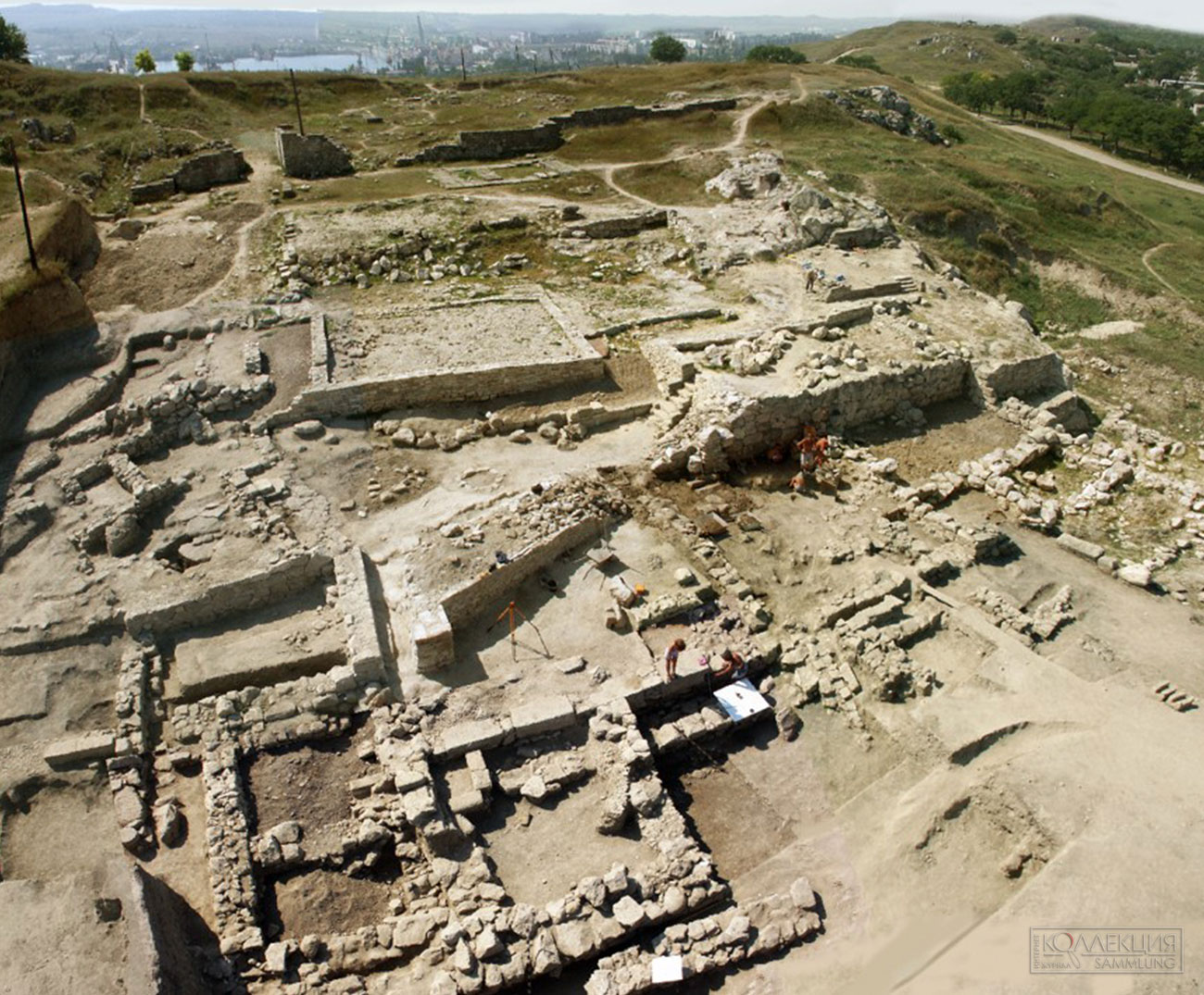 Вид на раскопки в Пантикапее (Керчь), гора Митридат