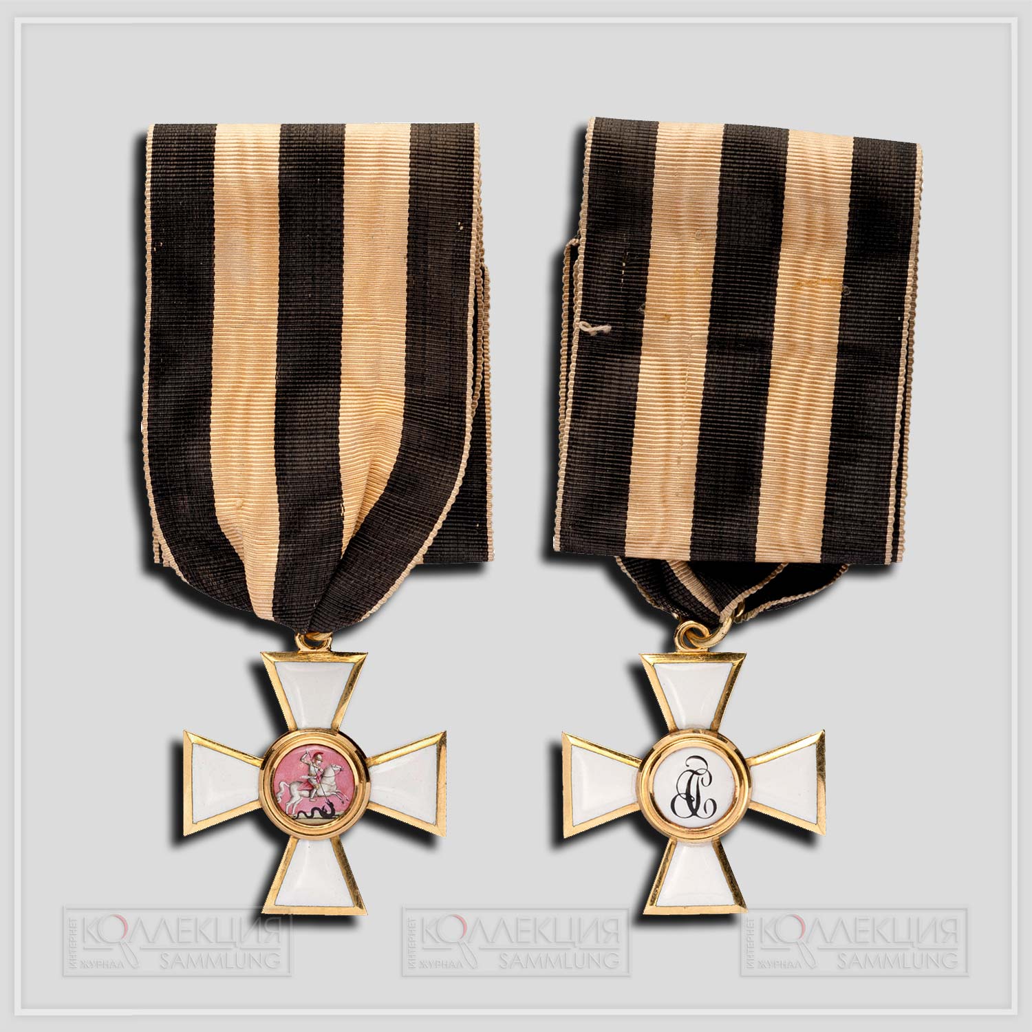 Знак ордена Святого Георгия III степени на орденской ленте (аверс и реверс). Начало XIX века. Российская Империя, неизвестная ювелирная мастерская. Золото, эмаль, шелк (муар), 43,3 x 38,3 мм, вес 17,09 гр. Частная коллекция
