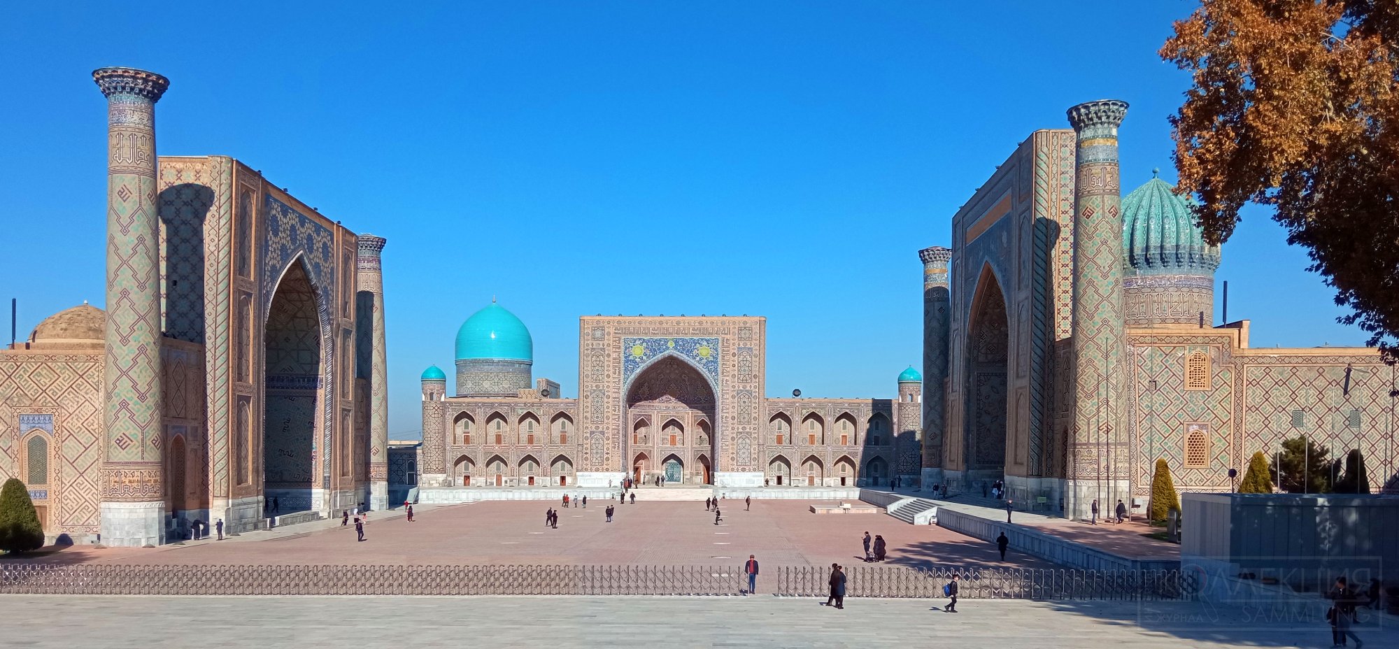 Архитектурный ансамбль Регистан XV—XVII веков в Самарканде. Слева — Медресе Улугбека XV века. Узбекистан. Фотография Михаила Тренихина, 2021