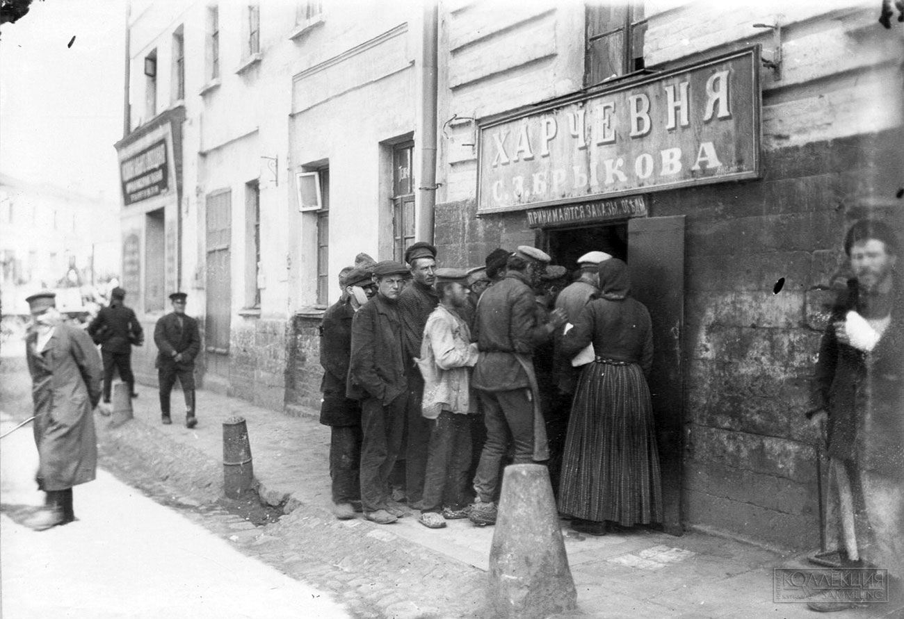 Альбом фотографий «Хитровка». У харчевни Брыкова. г. Москва. 1900 - 1914. © ГБУК г. Москвы «Музейное объединение «Музей Москвы»