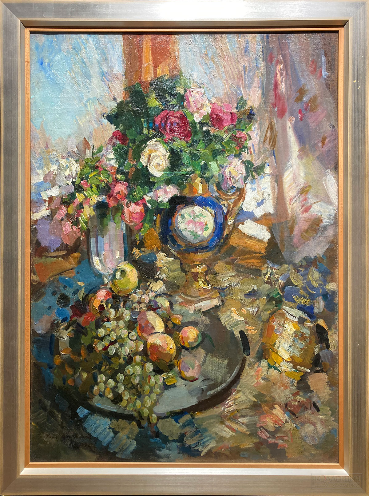 Коровин К.А. (1861-1939). Натюрморт с розами, вазой и фруктами. 1921. Холст, масло. Собрание И. Барышева