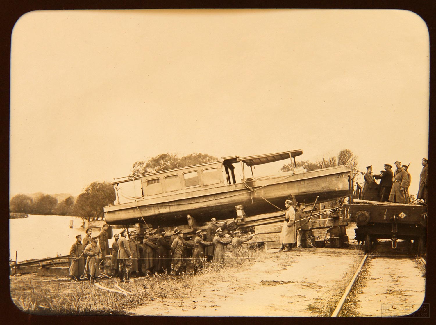 Фото Отто Фаузера №№147. Погрузка моторной лодки №217 (147-148. Verladen des Motorboots 14.10.1916).