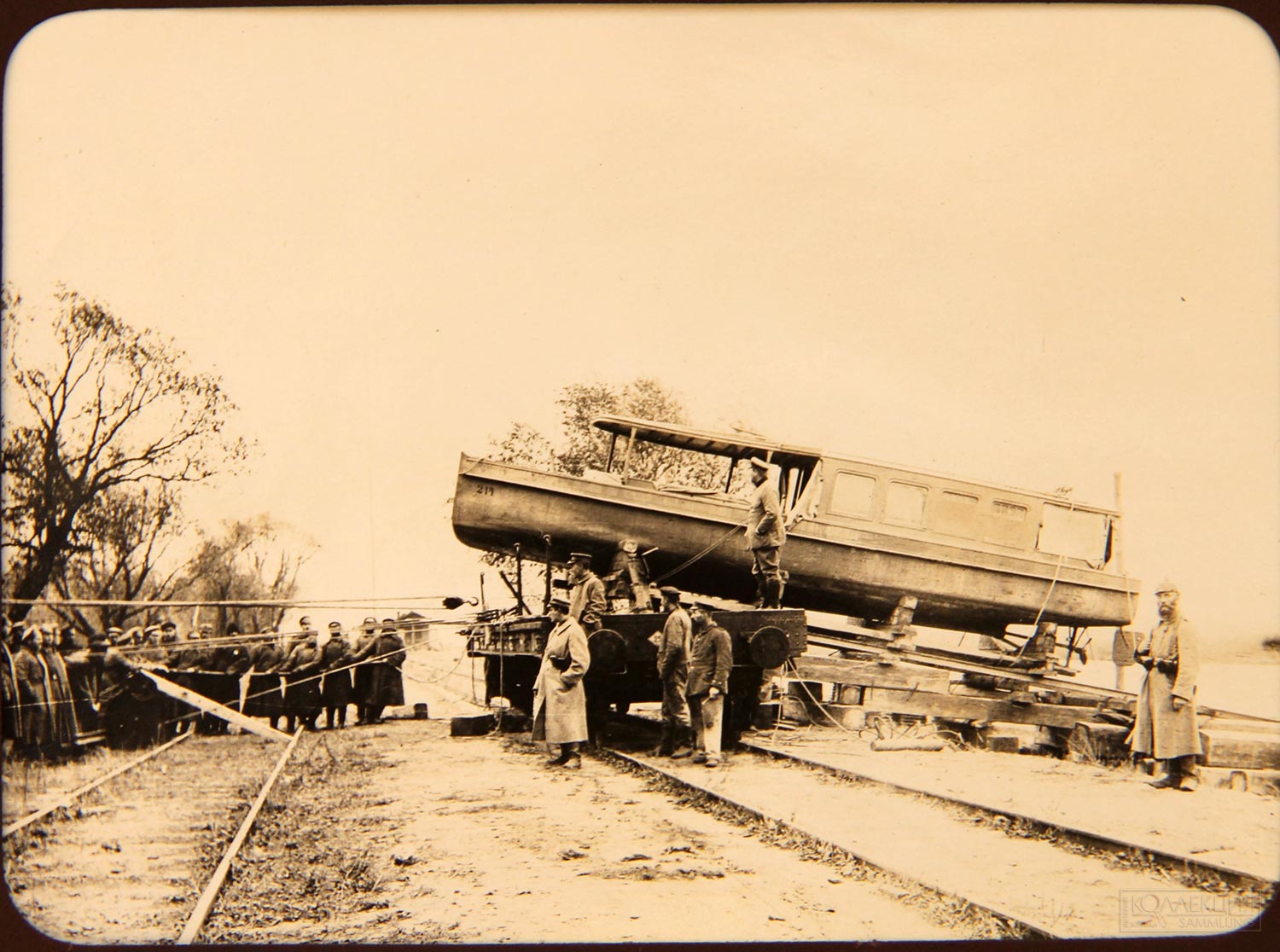Фото Отто Фаузера №№147-148. Погрузка моторной лодки №217 (148. Verladen des Motorboots 14.10.1916).