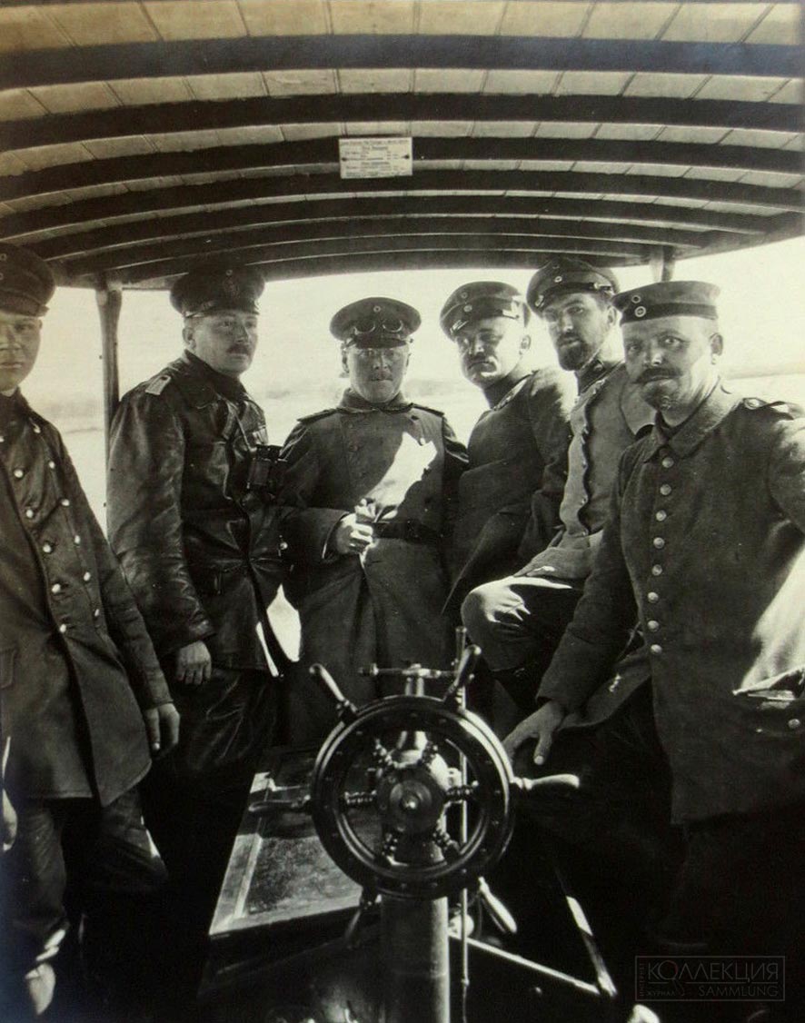 Фото Отто Фаузера №461. Отто Фаузер с коллегами в моторной лодке строительной администрации 29 марта 1916 года. (An Bord des Motorboots der Baudirektion 29.03.1916).