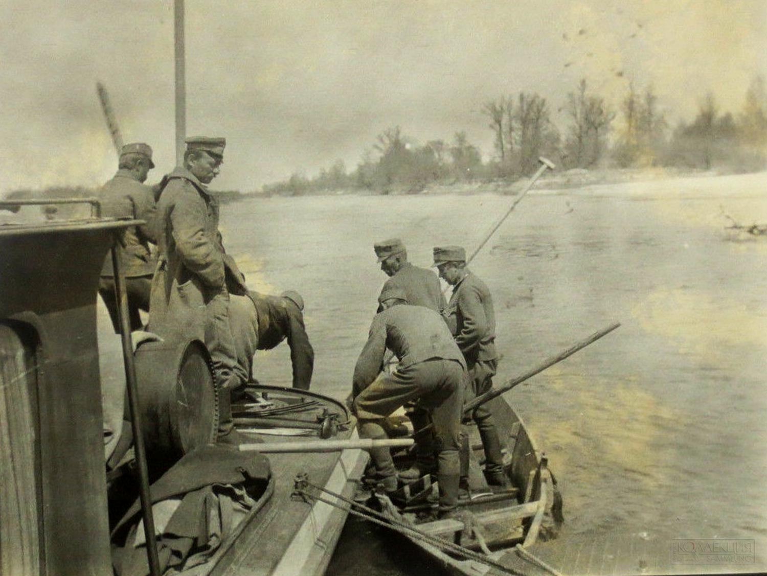 Фото Отто Фаузера №273. Моторная лодка села на мель (Die Motorboot hängt fest 11.05.17).