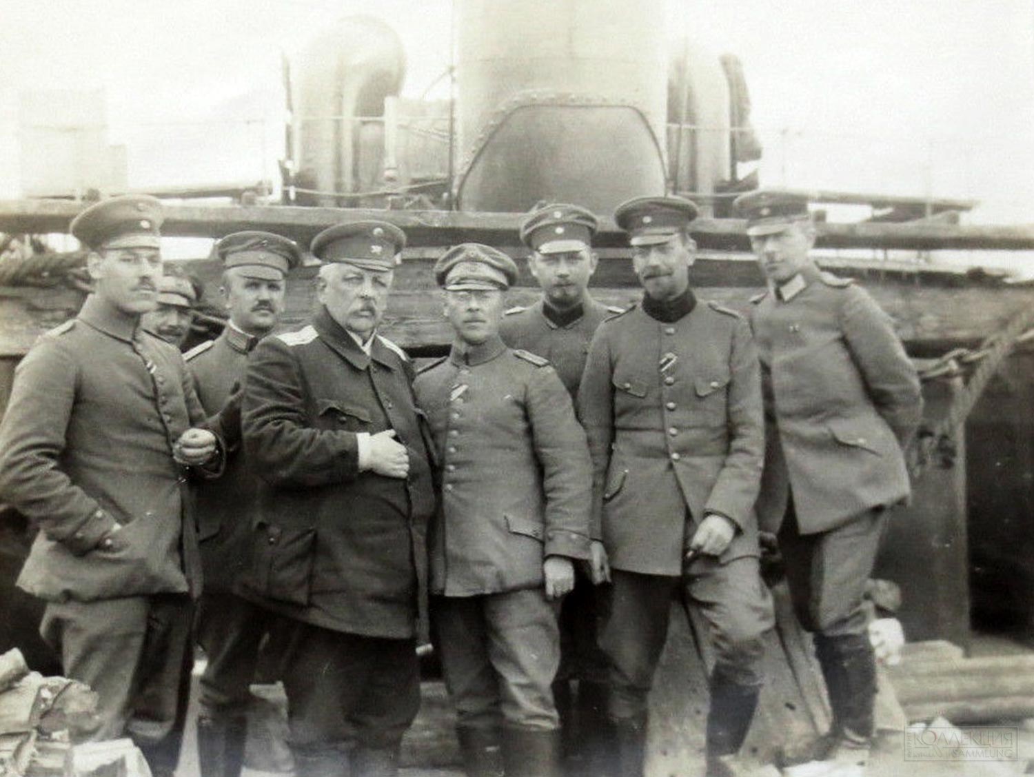 Фото Отто Фаузера №453. Офицеры отряда с российским инспектором пароходов Скирмунтом. 28 марта 1918 года. (Offiziere des Detachements mit dem russ. Dampfschiffahrtsinspektor Skirmunt 28.03.1918).