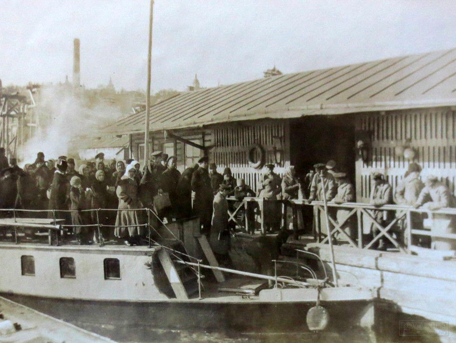 Фото Отто Фаузера №424. Прибытие парохода с гребными колесами «Марс» в Киев. 29 марта 1918 года. (Ankunft eines Fahrdampfers in Kiew 29.03.1918).