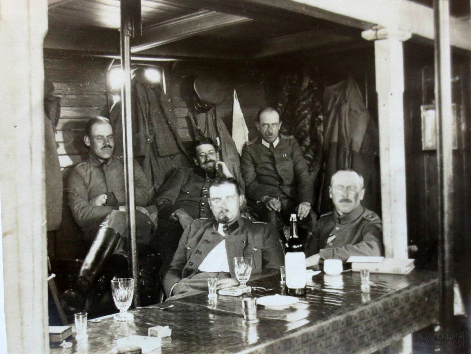 Фото Отто Фаузера №415. Офицеры отряда в каюте парохода «Марс». 31 марта 1918 года. (Die Offiziere meines Detachements in des Kajute des Dampfer Mars,31.03.1918).