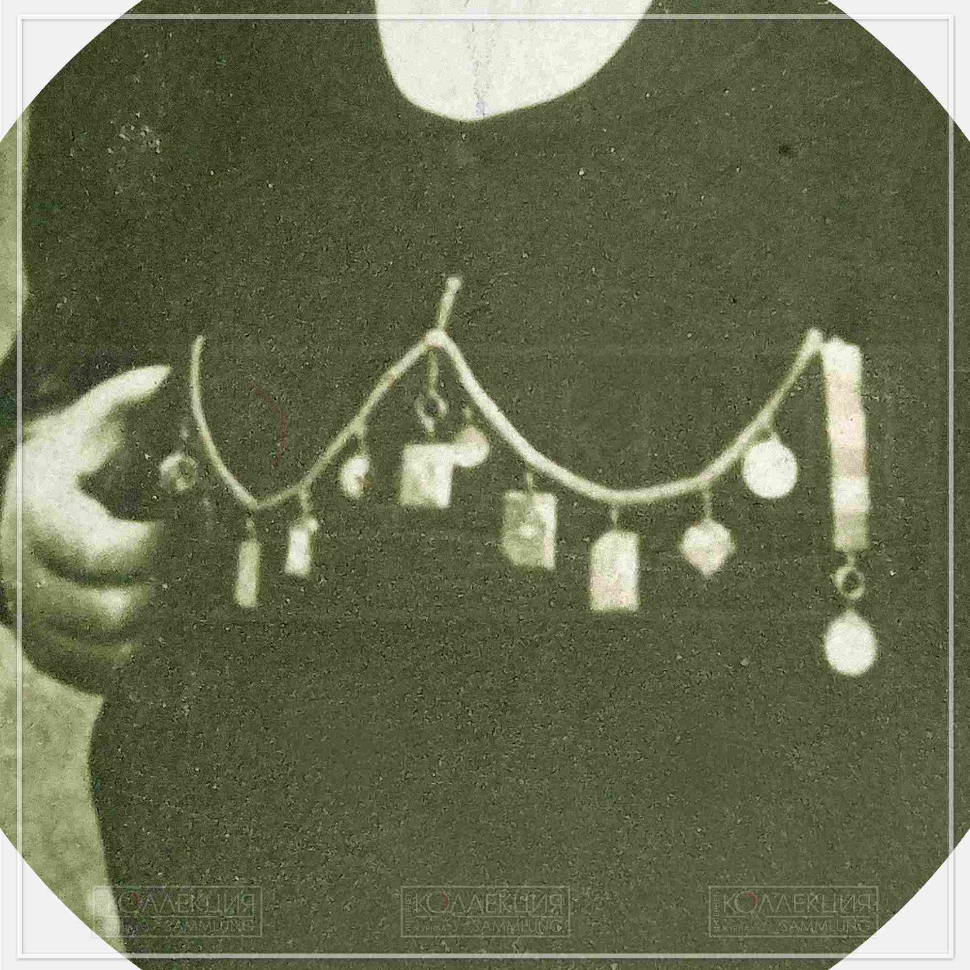 «Предельный» пример ношения брелоков-шатленов на цепочках для часов, как иногда носили модники в начале ХХ века