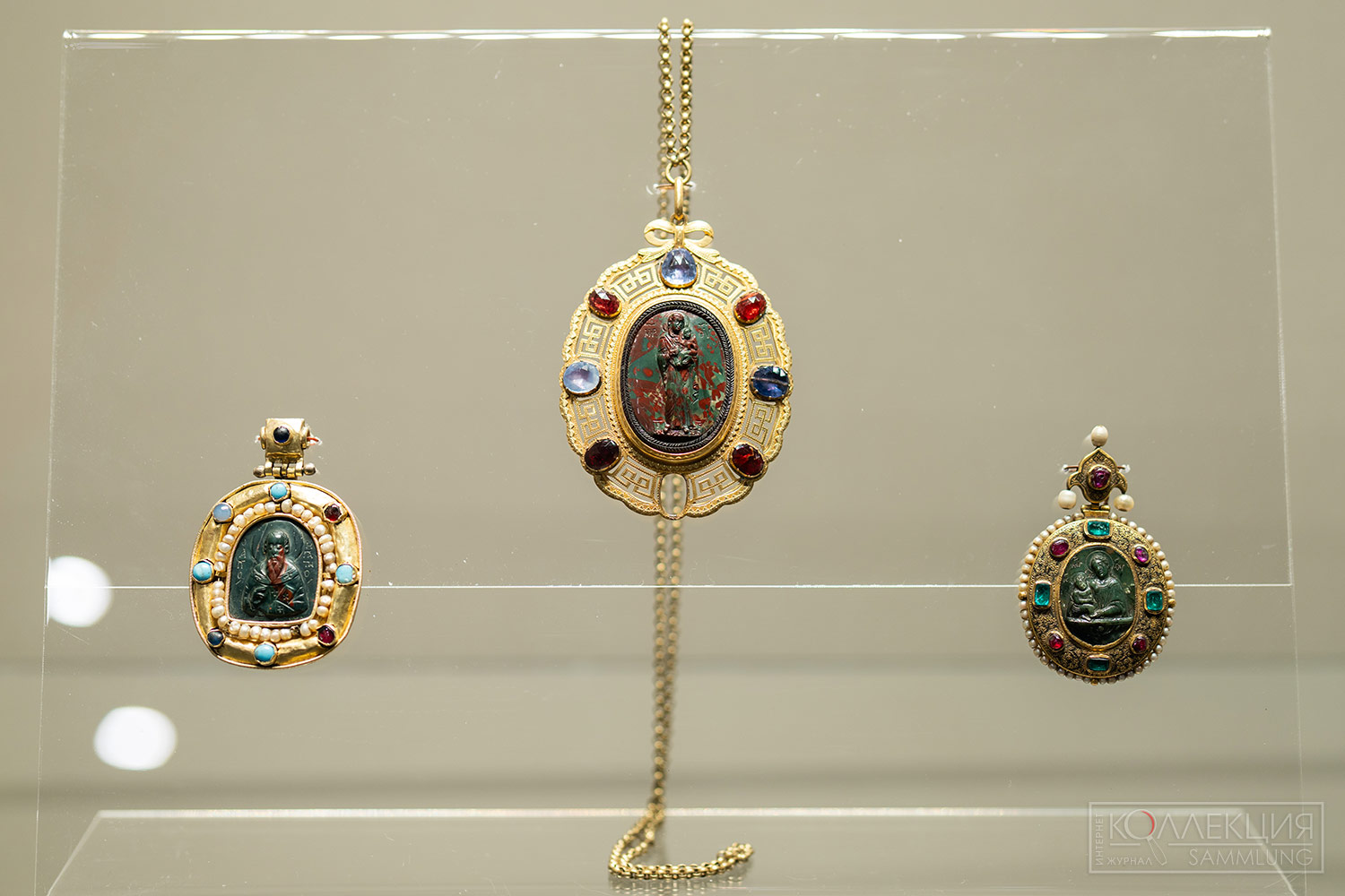 1. Панагия. Святой Ипатий — Пророк Даниил. Византия. XIV век. Сергиево-Посадский музей-заповедник; 2. Панагия. Богоматерь с младенцем. Камея — Византия. XII — начало XIII века. Панагия — мастер А.И. Чумаков. 1795. Сергиево-Посадский музей-заповедник; 3. Панагия. Богоматерь «Живоносный источник». Камея — итало-греческий круг. XV век. Панагия. Москва. Мастерские Кремля. Конец XVI — начало XVII века. Сергиево-Посадский музей-заповедник