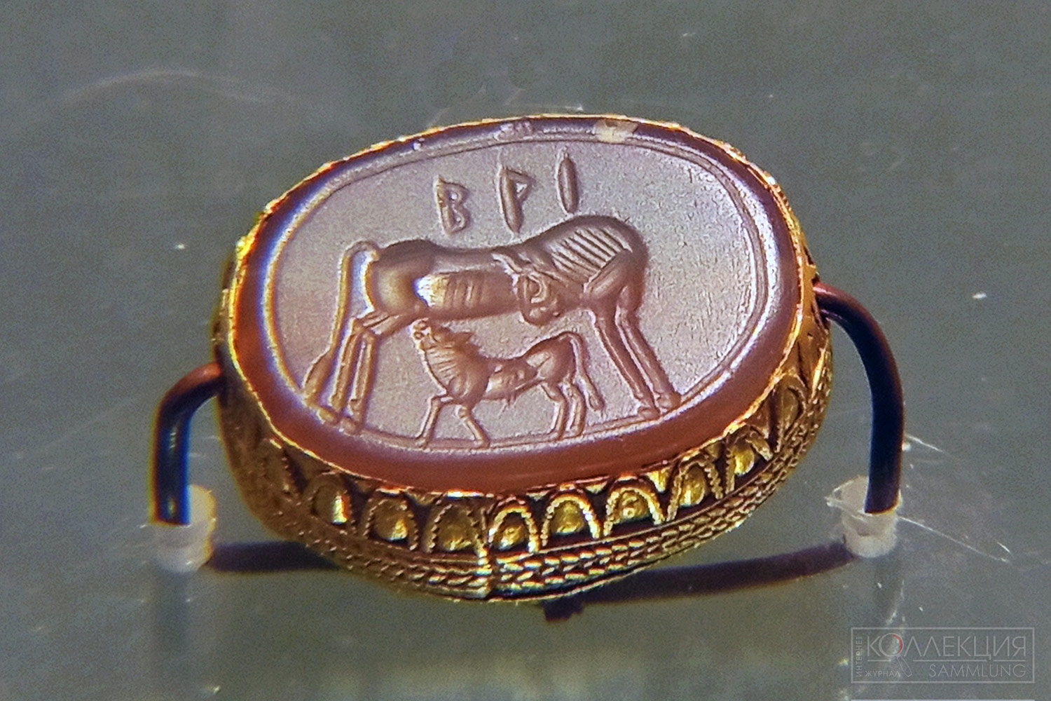 Печатка-скарабеоид. Корова с телёнком. Римская империя. I--II вв. Агат, золото, резьба, ковка, зернь. Сергиево-Посадский музей-заповедник