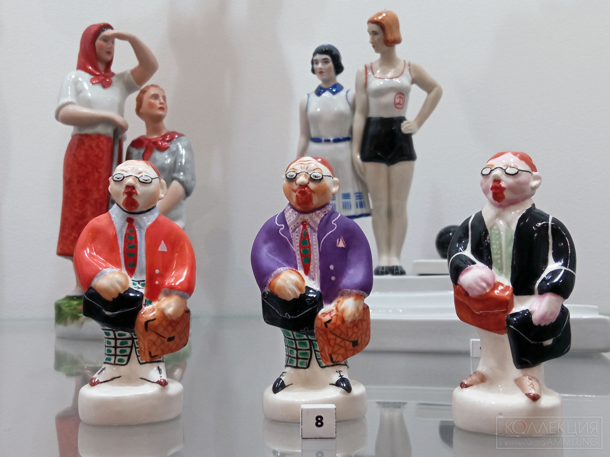 Бюрократ (три варианта росписи). 1930-е. Модель 1931. Автор Н.Я. Данько. Частная коллекция