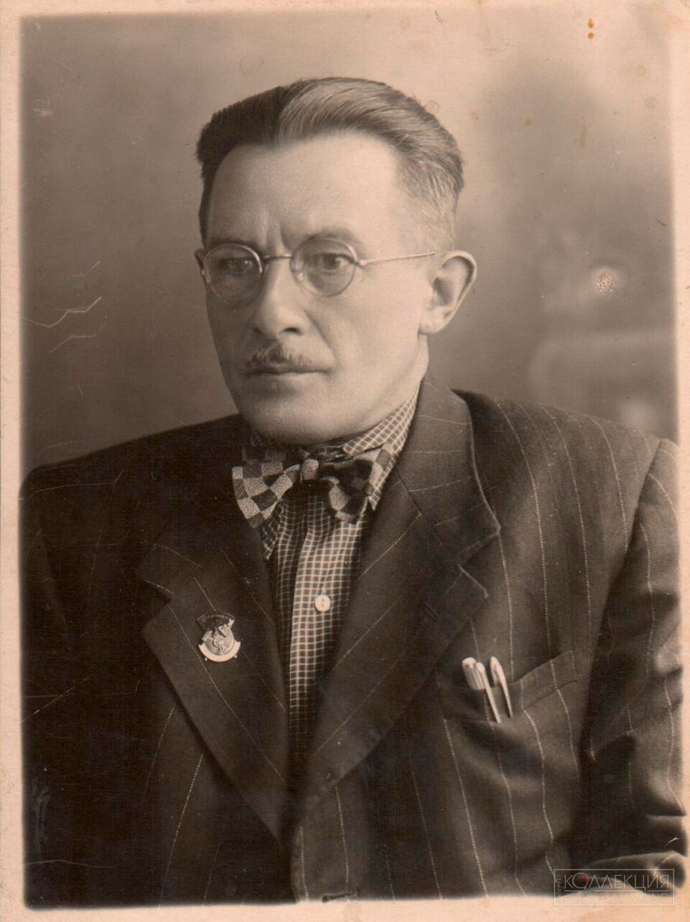 Фото, награждённых знаком «Отличнику здравоохранения», знаки на их лацканах размещены с разных сторон