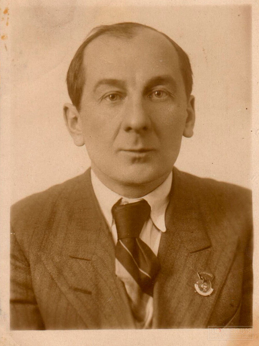 Фото, награждённых знаком «Отличнику здравоохранения», знаки на их лацканах размещены с разных сторон