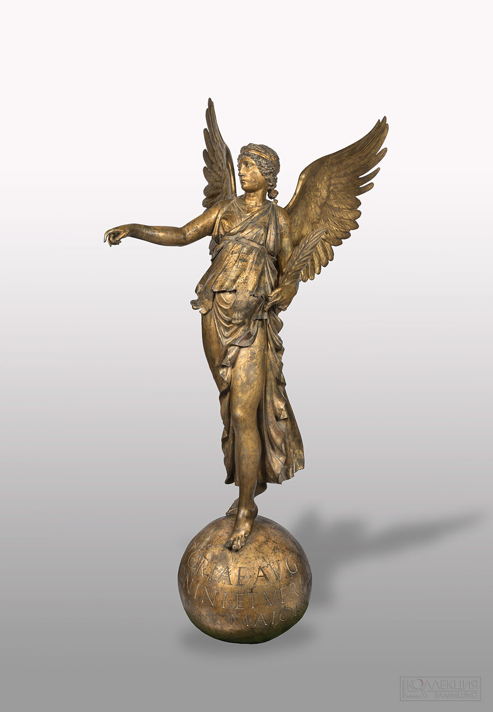 Статуя «Виктория Кальватоне». Римская империя. II в. Бронза, латунь, железо, свинец, золотая фольга; литьё по выплавляемой модели, чеканка, позолота. Высота: 194 см. Восполнения: Италия, Германия. XIX в. Государственный Эрмитаж, Санкт-Петербург