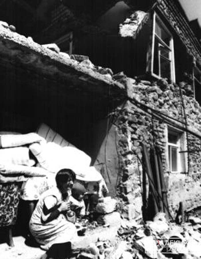 Осетинка возле своего разрушенного дома