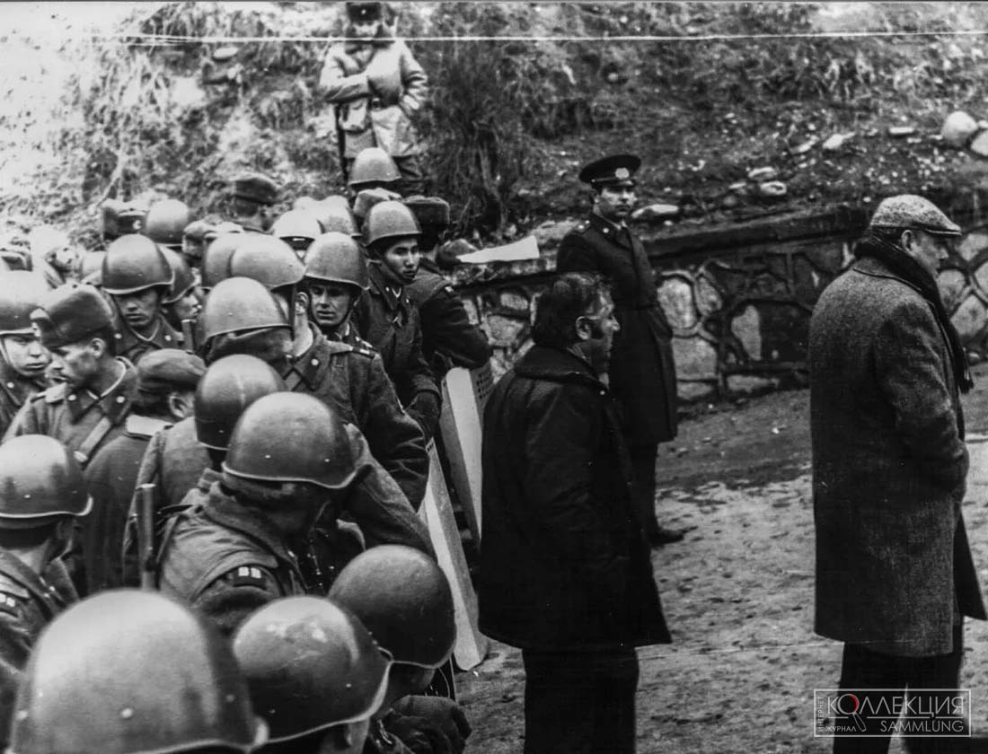 Военнослужащие внутренних войск МВД СССР в Южной Осетии. 23.11.1989. Фото Спутник