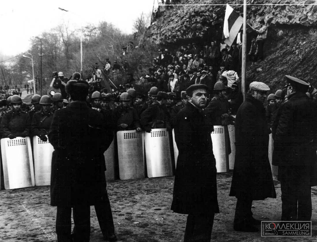 Военнослужащие внутренних войск МВД СССР в Южной Осетии. 23.11.1989. Фото Спутник