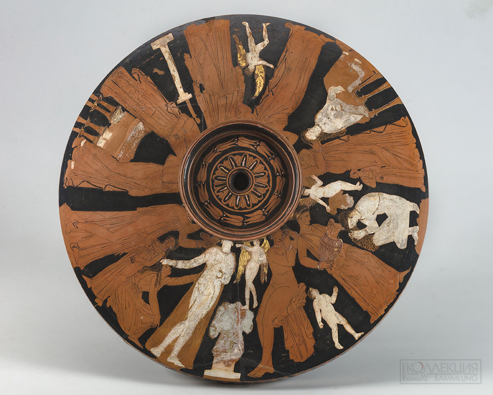 Лекана краснофигурная, с крышкой: сцена туалета. Древняя Греция, Аттика. Государственный Эрмитаж