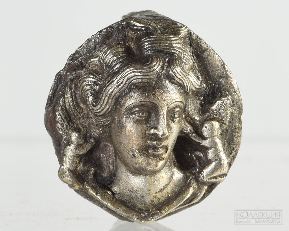 Перстень с рельефным изображением Афродиты и двух Эротов. Серебро. Нач. III в. до н.э. Государственный Эрмитаж