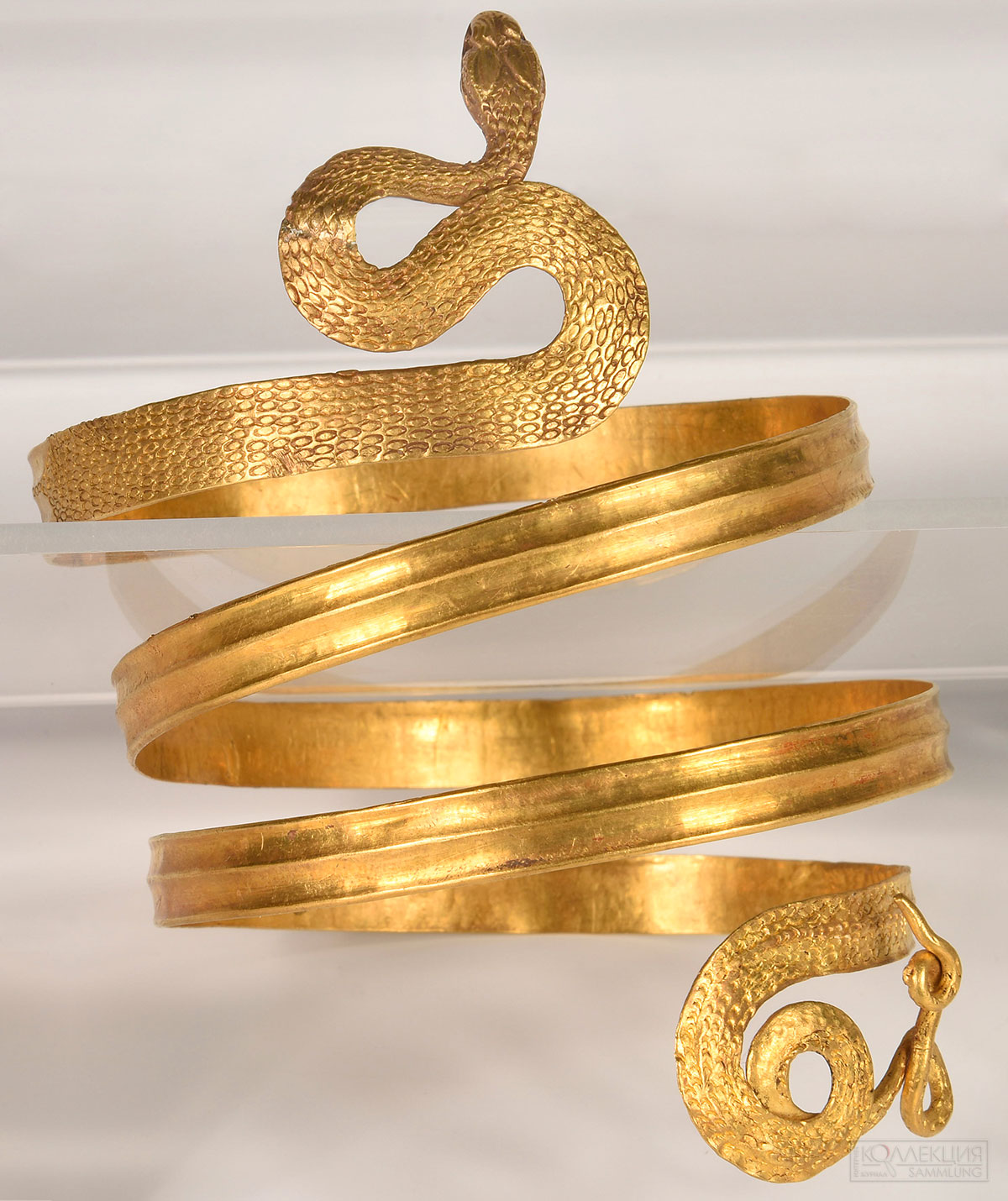 Браслет в форме свернувшейся кольцами змеи. Золото. III в. до н.э. Государственный Эрмитаж