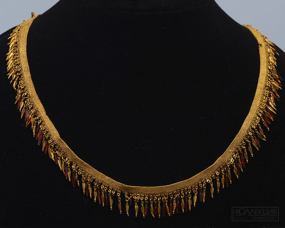Ожерелье в виде тесьмы с золотыми и сердоликовыми подвесками. III в. до н.э. Государственный Эрмитаж