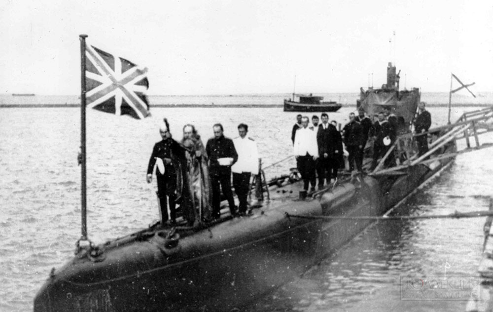 Освящение подводной лодки «Львица» священником отцом Александром Бежаницким. Впереди него - командир лодки А.Н. Гарсоев. Ревель, 10 июня 1916 г. Фото Е.В. Иванова