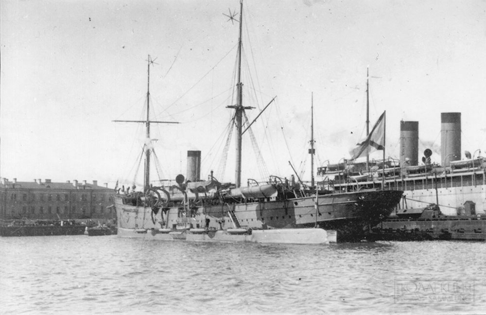 Подводная лодка «Львица» у борта плавбазы «Европа» в Ревеле