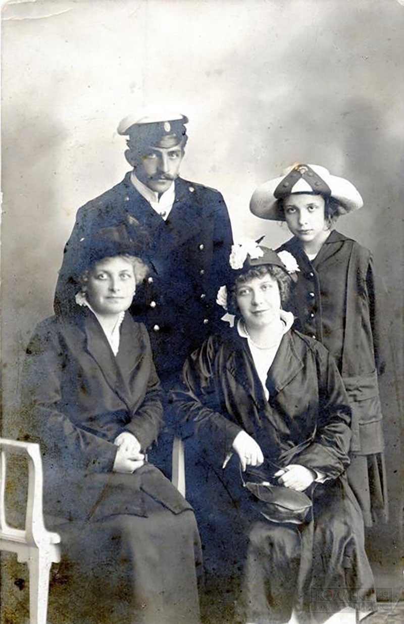 Старший офицер подводной лодки «Львица» Рогозин А.И. стоит, в морской форме. Жена сидит - справа, с сумочкой в руках. Рядом родственники жены