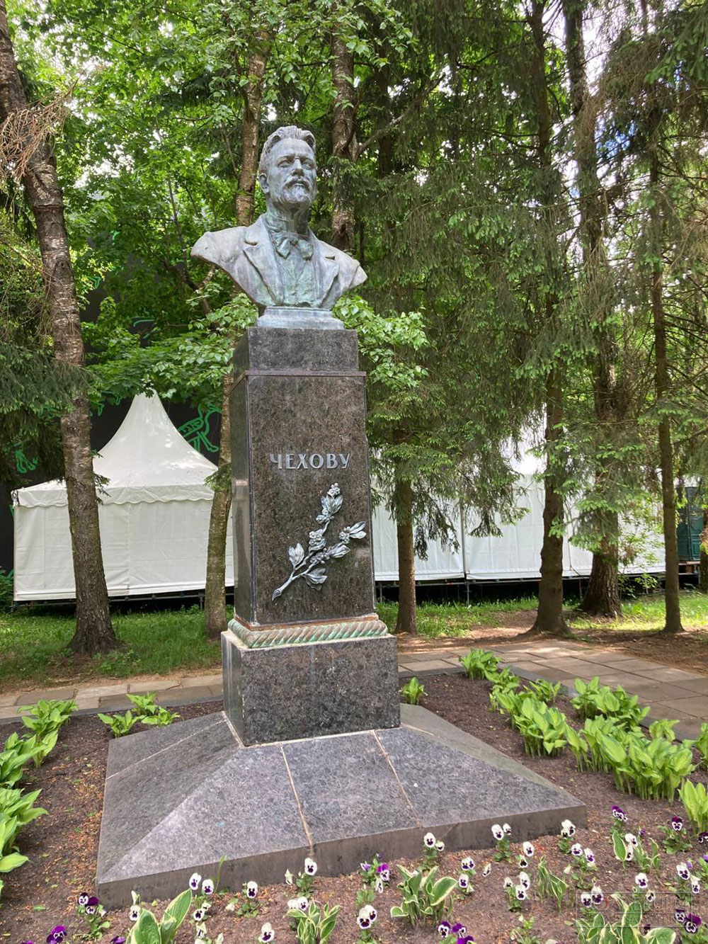 Памятник А.П. Чехову в Мелихово