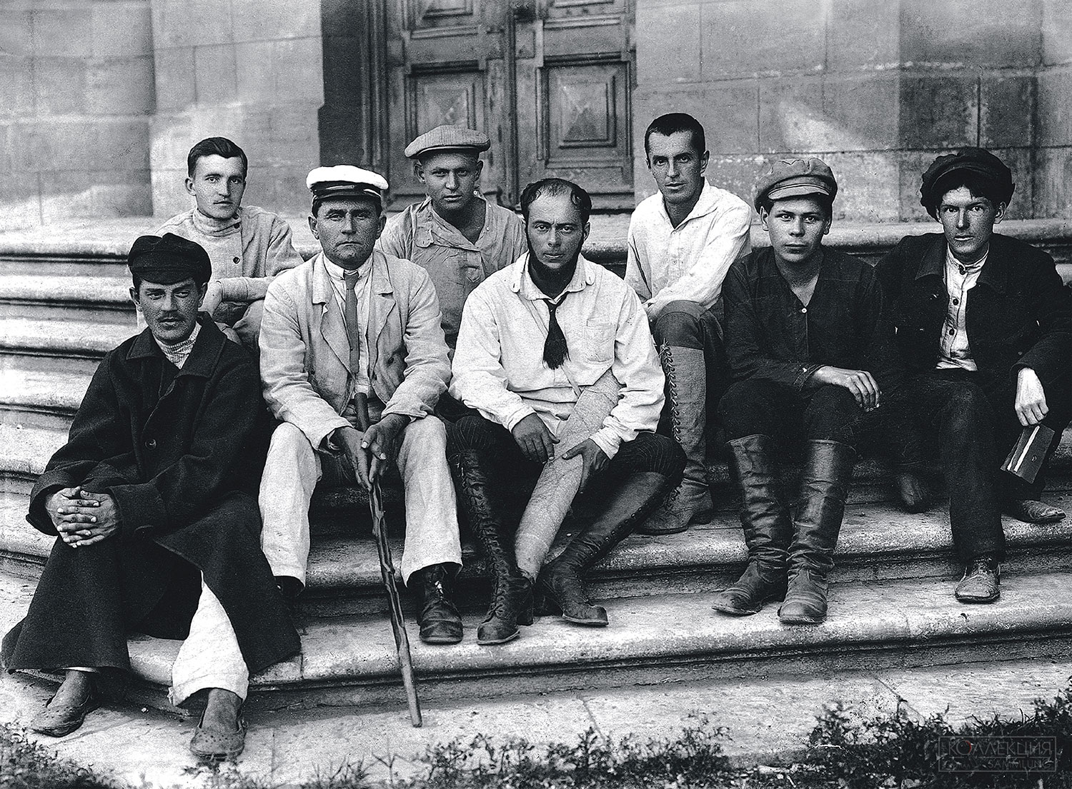 Слева направо: А. Дементьев, Николай Лапин, Казимир Малевич, Иван Кудряшов, Эль Лисицкий, Сергей Богданов, Ф. Лихолетов, Сергей Калмыков. Оренбург 1920 г.