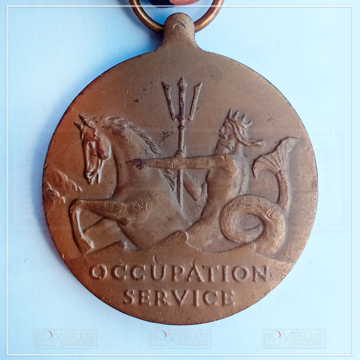 Военно-морская медаль «За оккупационную службу» (англ. Navy Occupation Service Medal); учреждена в 1947 году). Аверс и реверс