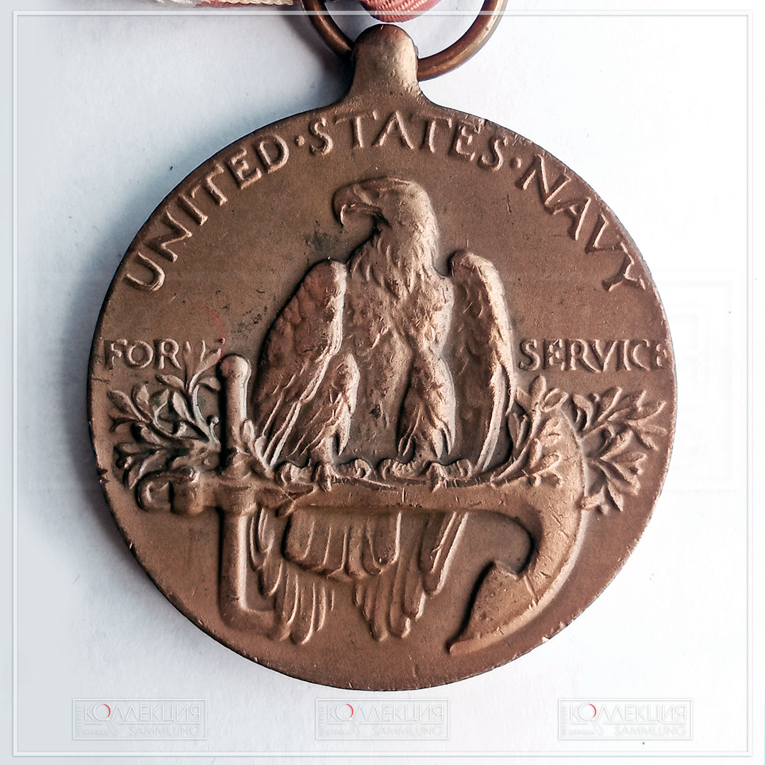 Военно-морская медаль «За оккупационную службу» (англ. Navy Occupation Service Medal); учреждена в 1947 году). Аверс и реверс