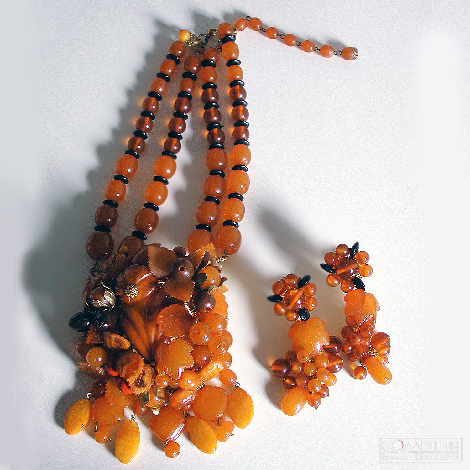 Кристофер Крауч (Moans-couture). Комплект: колье, клипсы. Из капсульной коллекции «Русский янтарь». Нью-Йорк, США. 2020 . Янтарь, бижутерный сплав. Колье 57 х 13 х 5 см; клипсы 8,5 х 2,5 см. Коллекция Юлии Балыбиной
