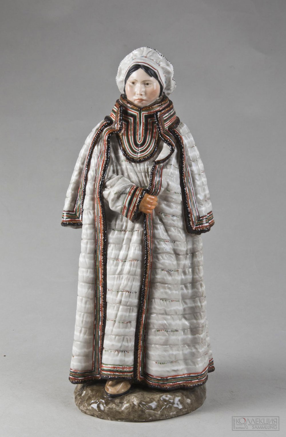 Фигура алеутки. Императорский фарфоровый завод. Россия, 1919. Автор модели: Каменский, Павел Павлович. Автор росписи: Воронецкая Вера. Фарфор, роспись надглазурная полихромная. Из серии «Народности России». Государственный Эрмитаж